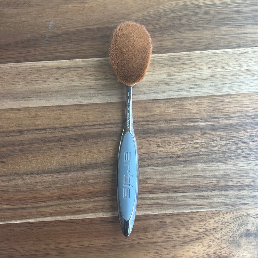 Artis Oval 7 Brush, used. In good condition.